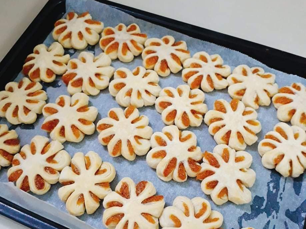 Bánh khóm hoa mai