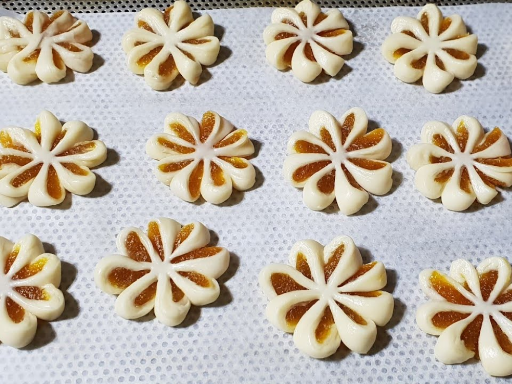 Bánh khóm hoa mai 
