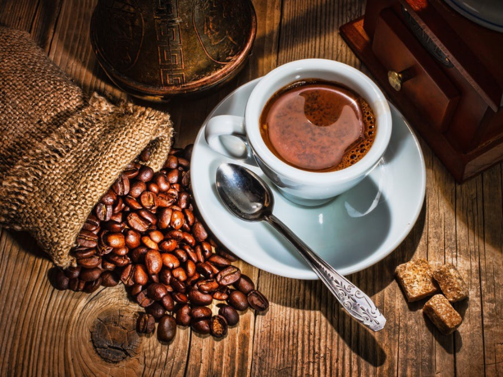 Uống một tách trà hay espresso vào buổi chiều