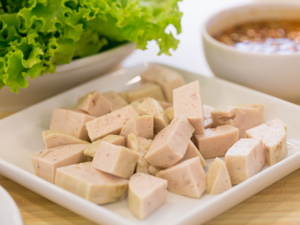 Vì Sao Chả Lụa Luôn Hiện Diện Trên Mâm Cỗ Truyền Thống Việt?