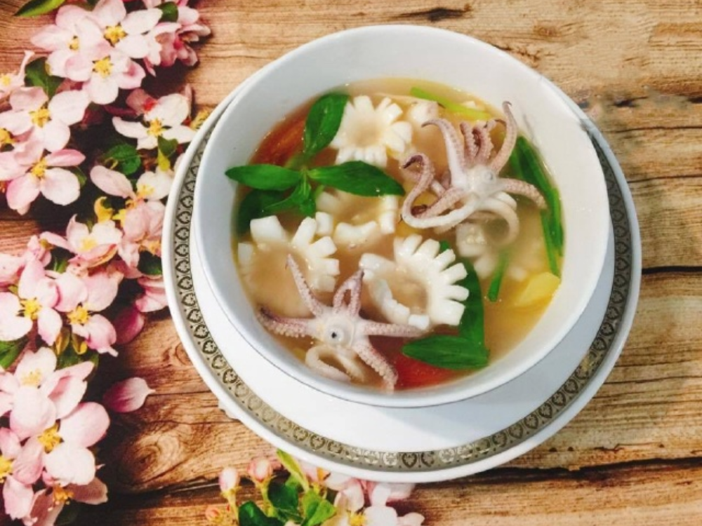 Canh mực nấu dứa