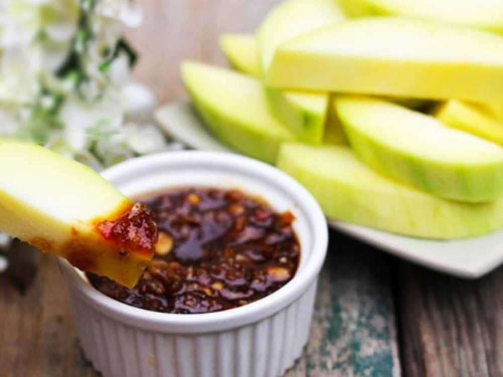Xoài chắm mắm ruốc 