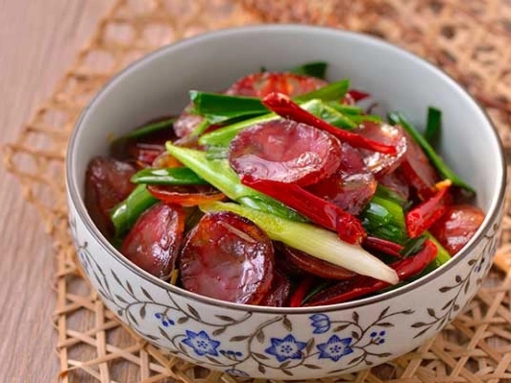 Lạp xưởng xào tỏi