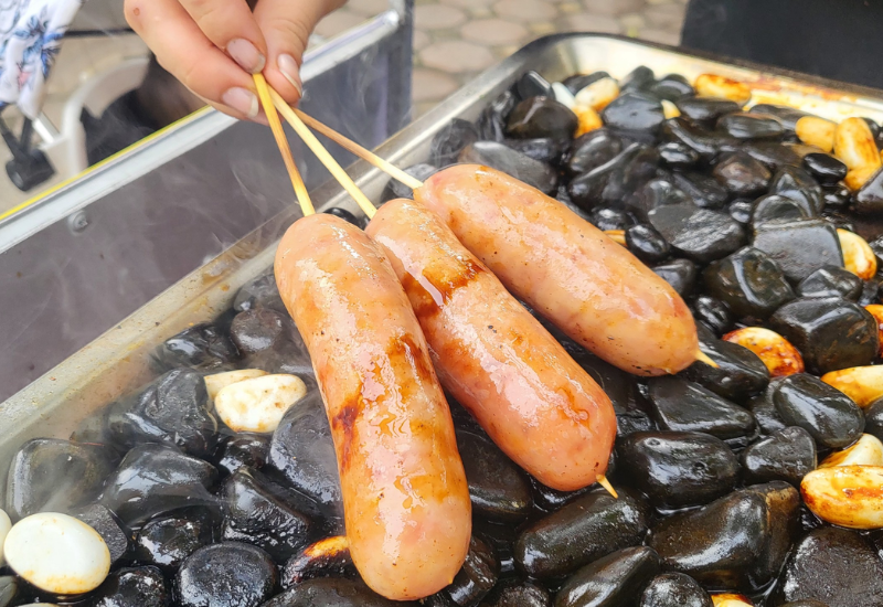 Lạp xưởng nướng đá là gì?