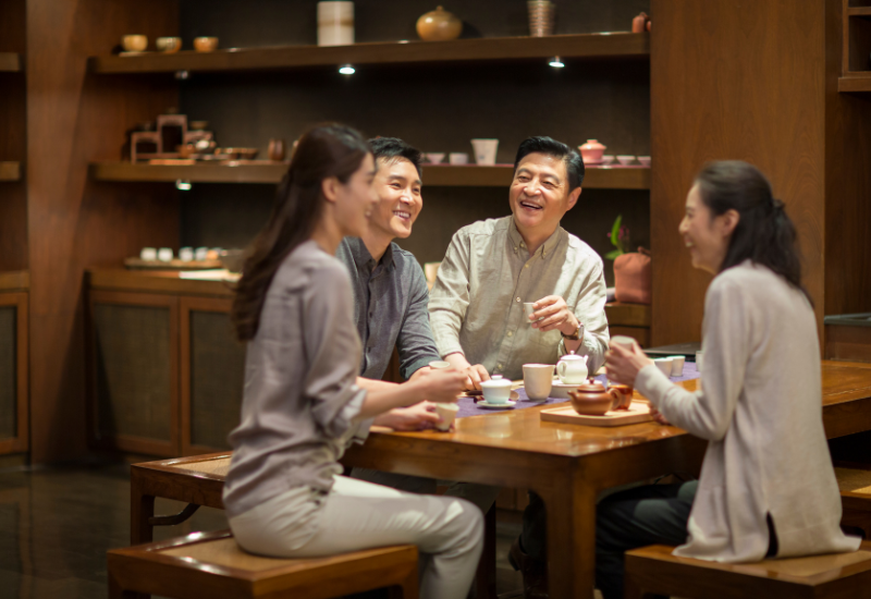 Tại Sao Giới Trẻ Đang Quay Lại Uống Trà Thay Vì Cà Phê?